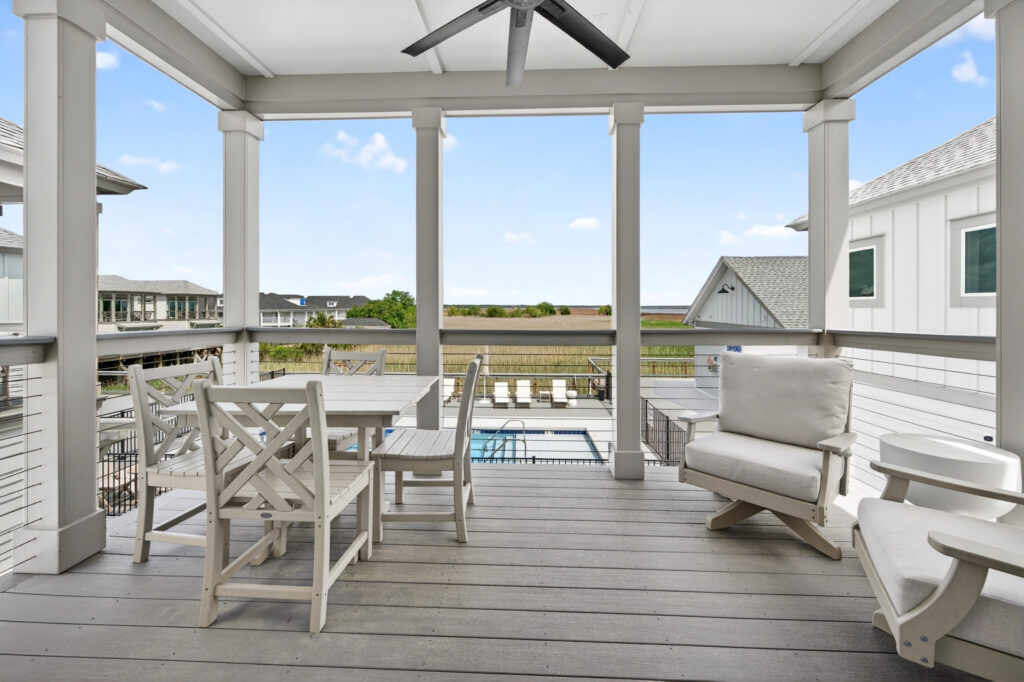 Winyah Bay Club screened porch dining area overlooking the pool