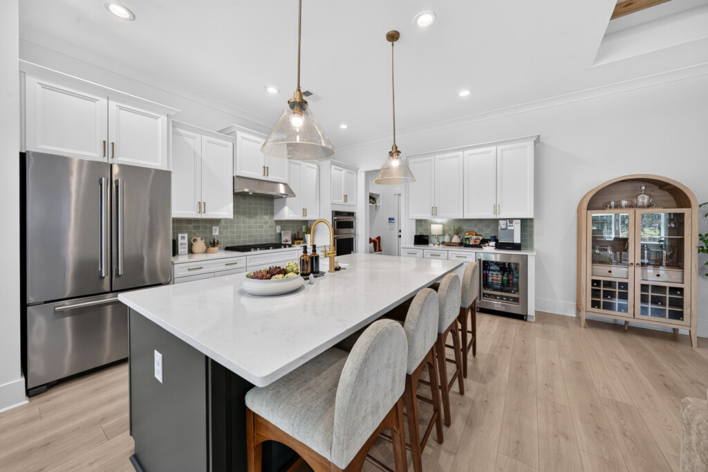 Sanderling Bay kitchen with stainless appliances, large island and light wood-look plank flooring